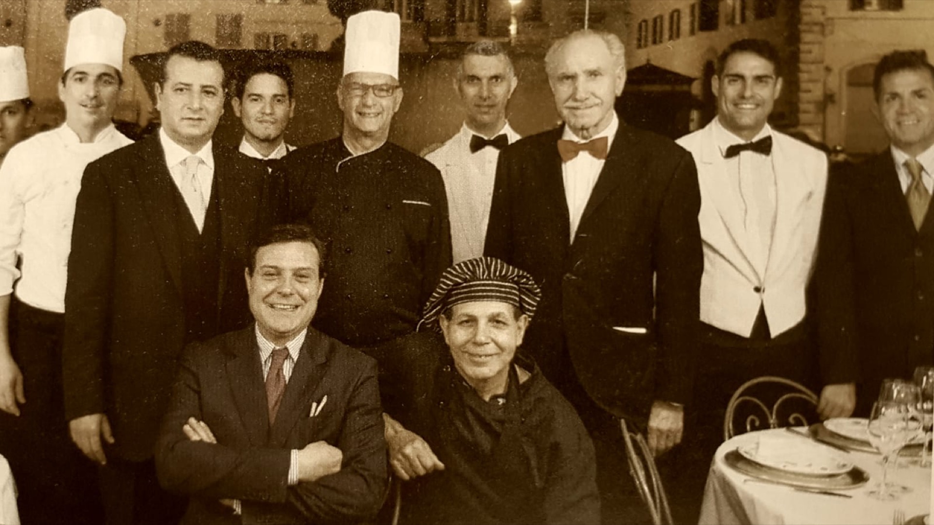 La passione per il buon cibo e il desiderio di condividerlo non si può imparare, si ha nel DNA. Ed è questo il caso della Famiglia Camponeschi che vanta tre generazioni di anfitrioni che hanno saputo, ognuno a modo suo, lasciare il segno nel campo dell'alta cucina, del buon vino e soprattutto nell'accoglienza raffinata e discreta che ci si aspetta in un salotto elegante ed esclusivo.